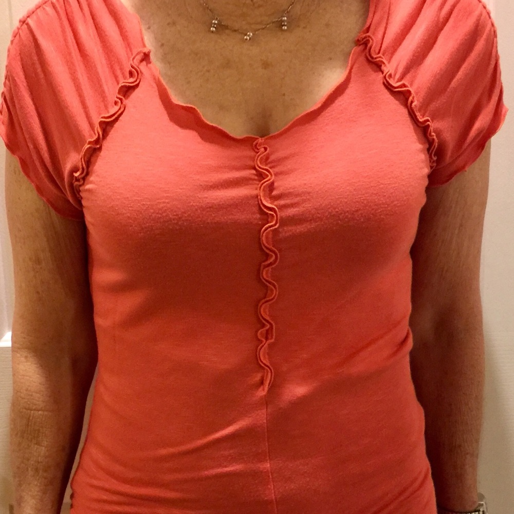 Short sleeve v-neck fitted shirt with ruffles